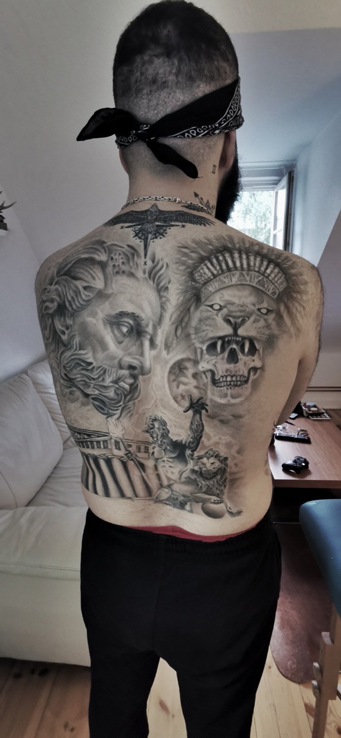 Großes Stück auf dem Rücken mit Zeus, Löwe und Totenkopf in Schwarz und Grau