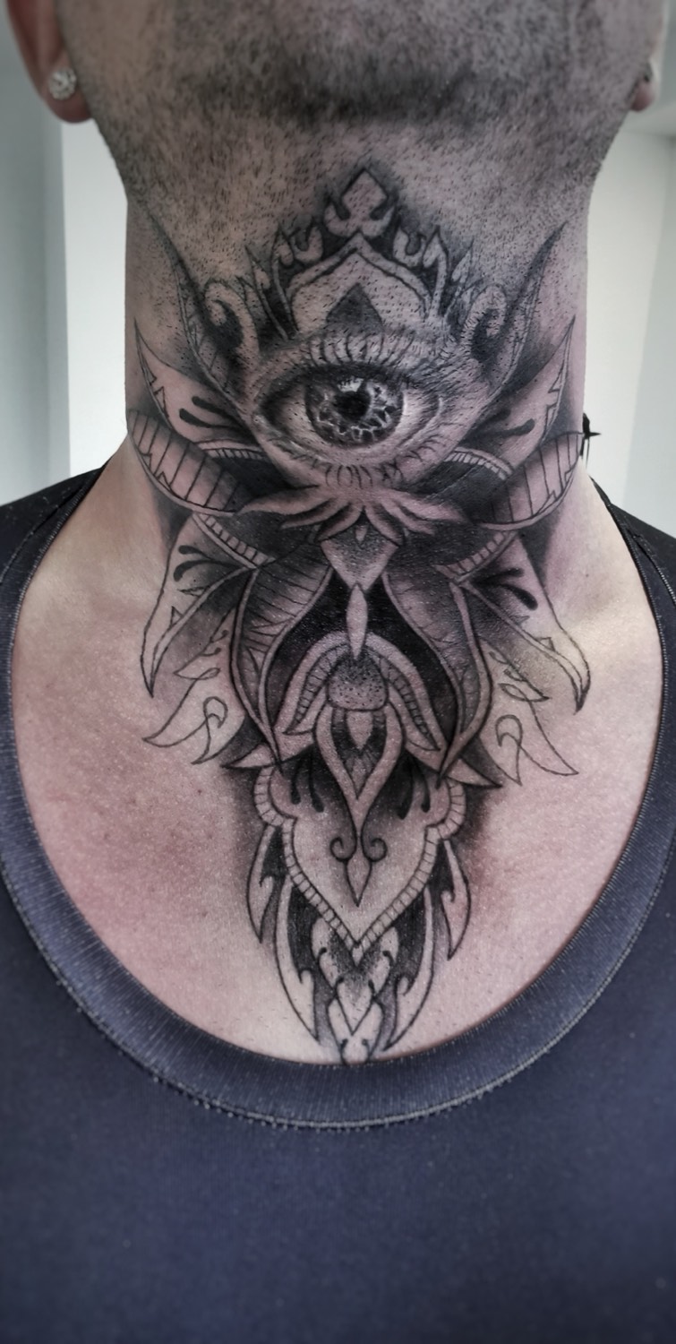 Ornamentales Auge am Hals
